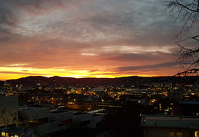 Nachtansicht von einer Stadt. Der Himmel ist rot gefärbt