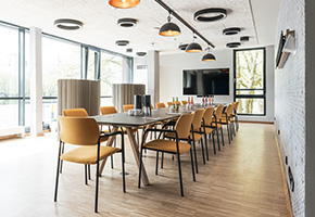 Ein moderner Raum mit langen Tisch mit vielen Stühlen