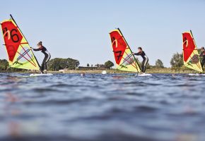 Drei Surfer auf dem Meer