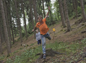 Kinder rennen und spielen fröhlich im Wald.